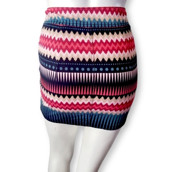 H&M Multicolored Tribal Chevron Skirt Size 2 - Picture 4 of 7